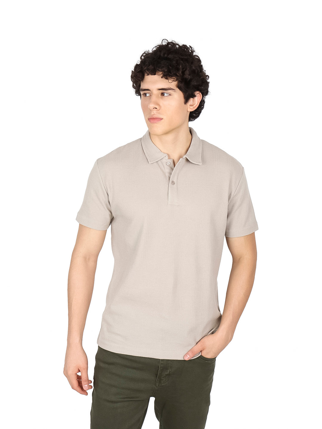 Hombre vistiendo una playera polo de color beige con cuello y manga corta.