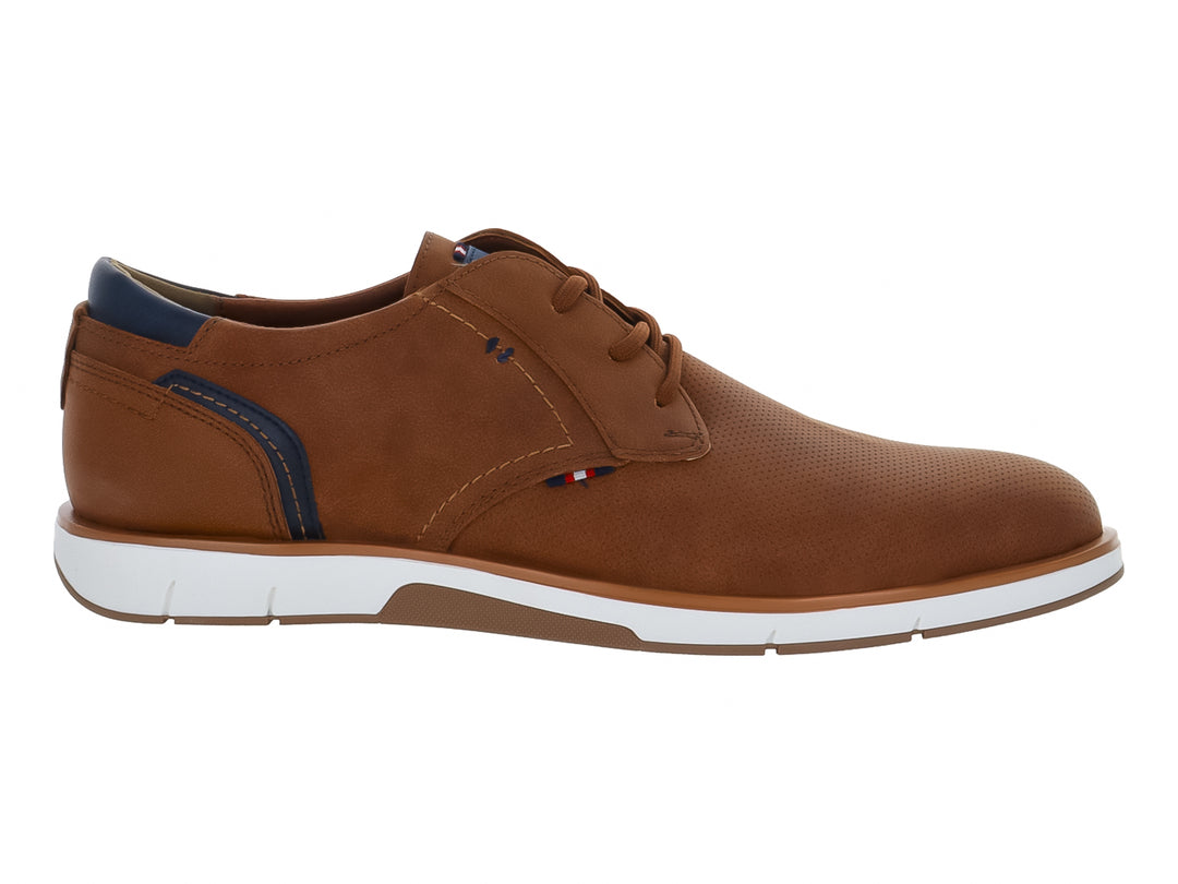 Zapato casual color camel con suela blanca y detalles en azul marino.