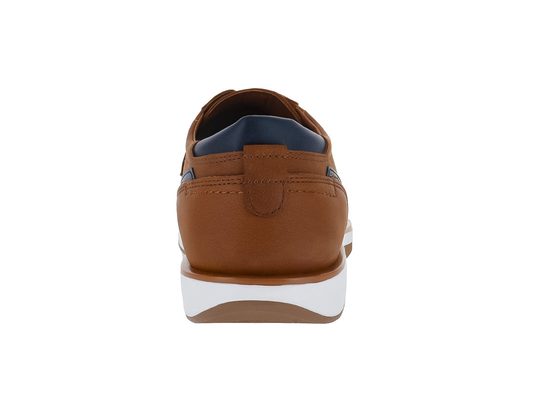Zapato casual color camel con suela blanca y detalles en azul marino.