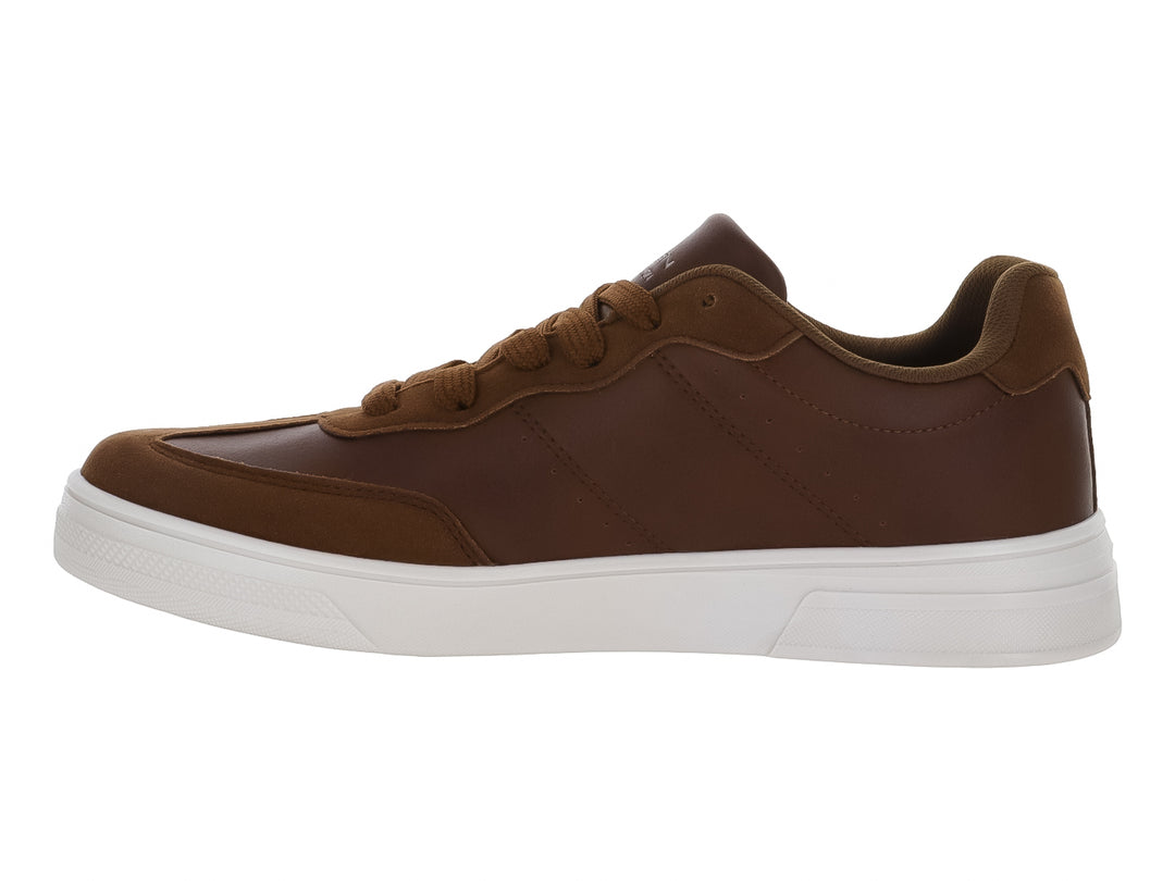 Zapato casual color camel con suela blanca y cordones.