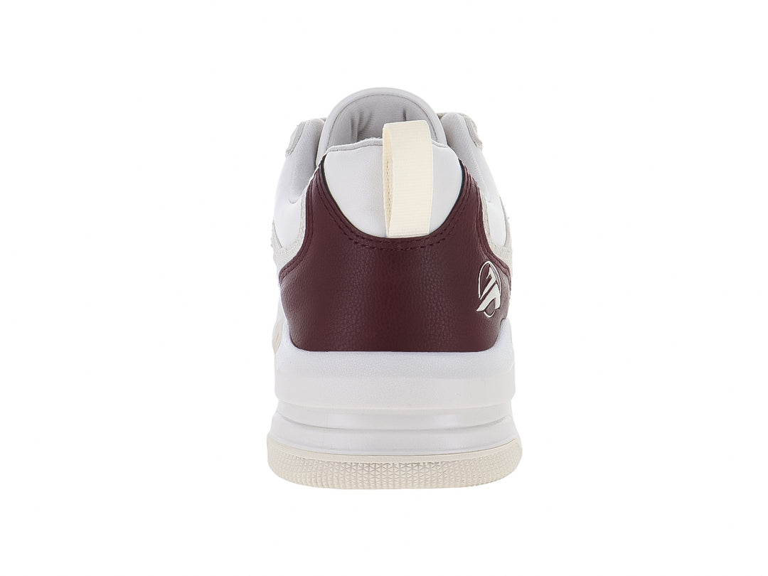 Tenis casuales Clasben en colores blanco, latte y vino con detalles en gamuza y suela blanca.