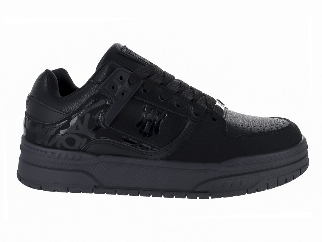 Tenis Clasben Tyler color negro con detalles en acabado brillante y suela robusta.