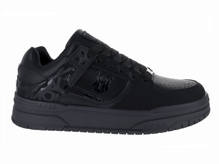 Tenis Clasben Tyler color negro con detalles en acabado brillante y suela robusta.