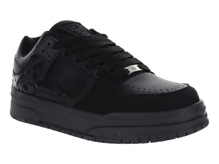 Tenis Clasben Tyler color negro con detalles en acabado brillante y suela robusta.