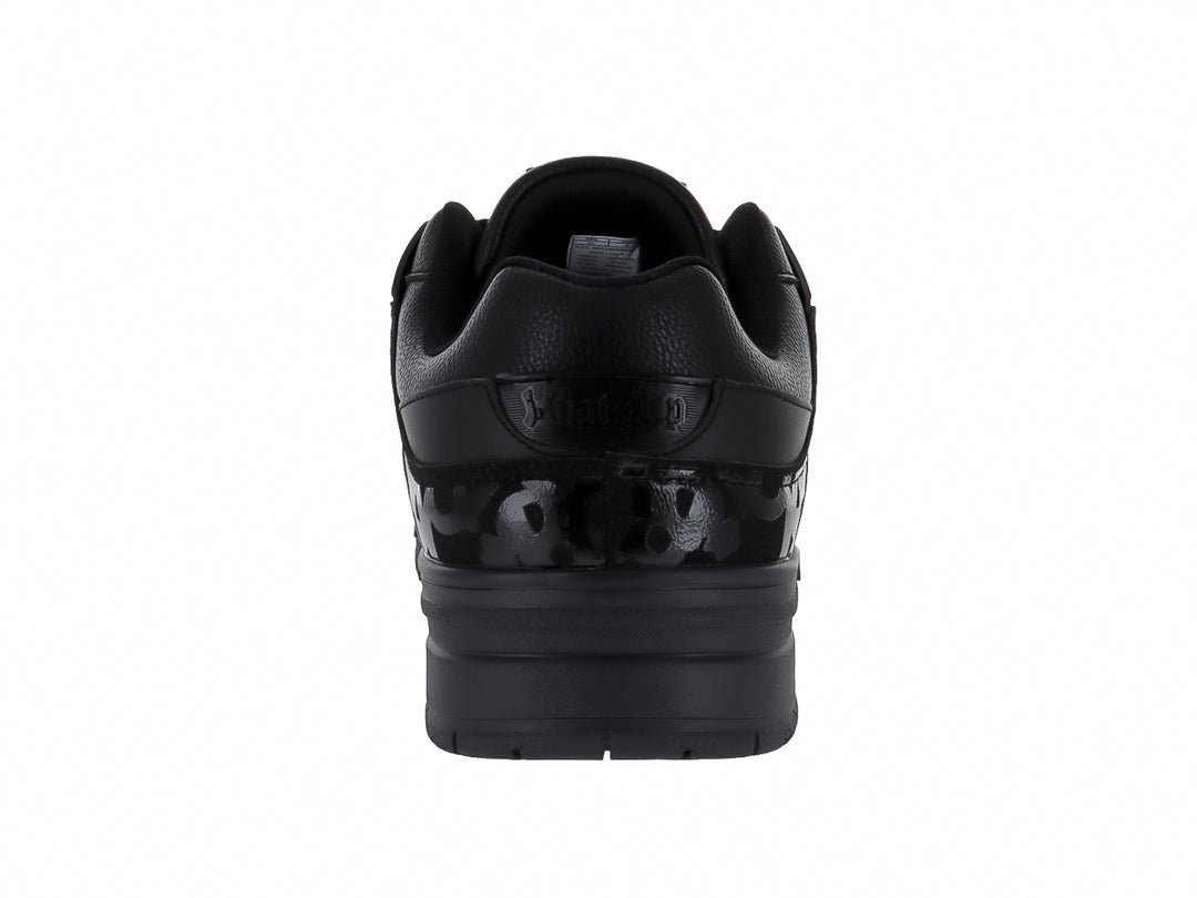Tenis Clasben Tyler color negro con detalles en acabado brillante y suela robusta.