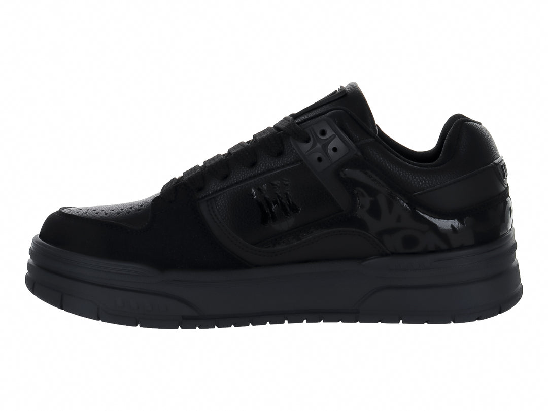 Tenis Clasben Tyler color negro con detalles en acabado brillante y suela robusta.