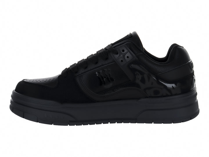 Tenis Clasben Tyler color negro con detalles en acabado brillante y suela robusta.