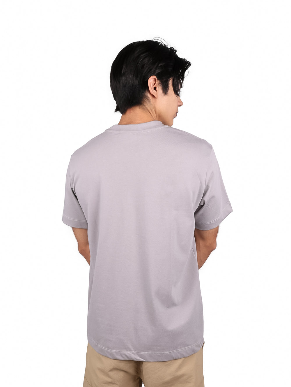 Hombre vistiendo una playera de manga corta color gris con el logo de K-Swiss en el pecho.