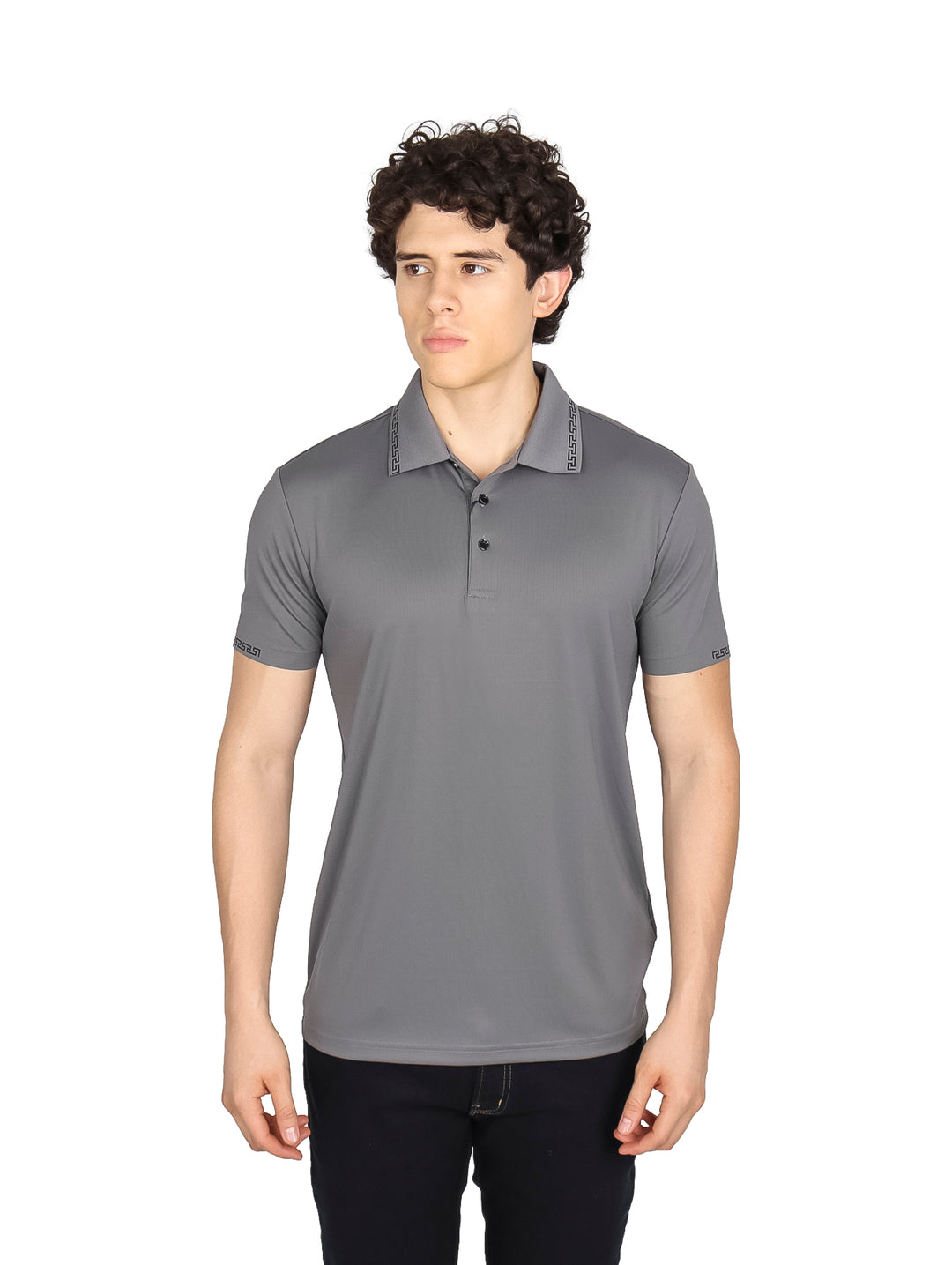 Hombre vistiendo una playera polo color gris oscuro con detalles decorativos en el cuello y mangas.