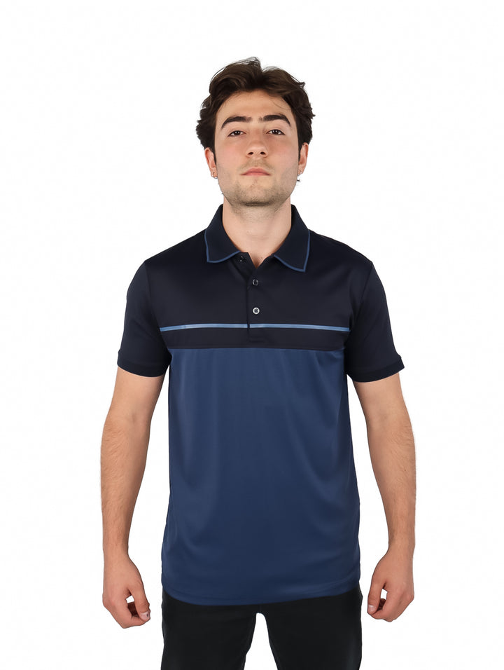 Hombre vistiendo playera polo Varesi color azul marino con diseño bicolor y manga corta.