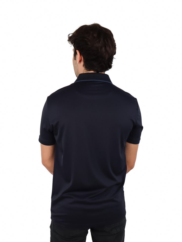 Hombre vistiendo playera polo Varesi color azul marino con diseño bicolor y manga corta.
