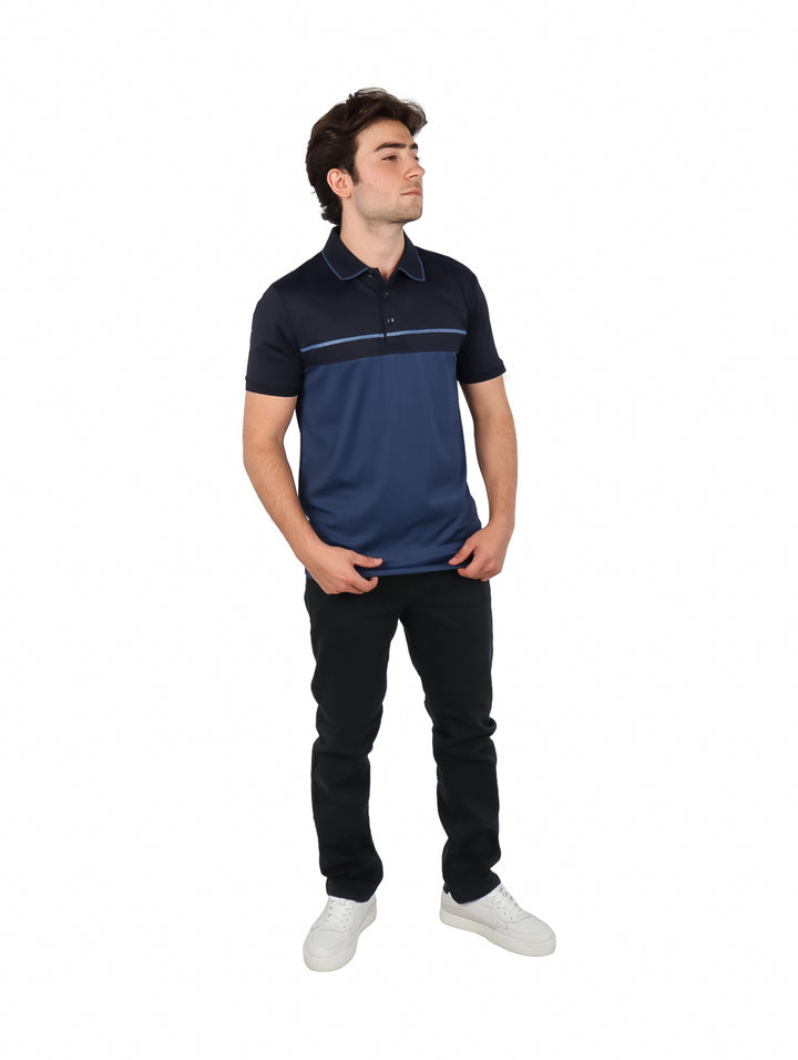 Hombre vistiendo playera polo Varesi color azul marino con diseño bicolor y manga corta.