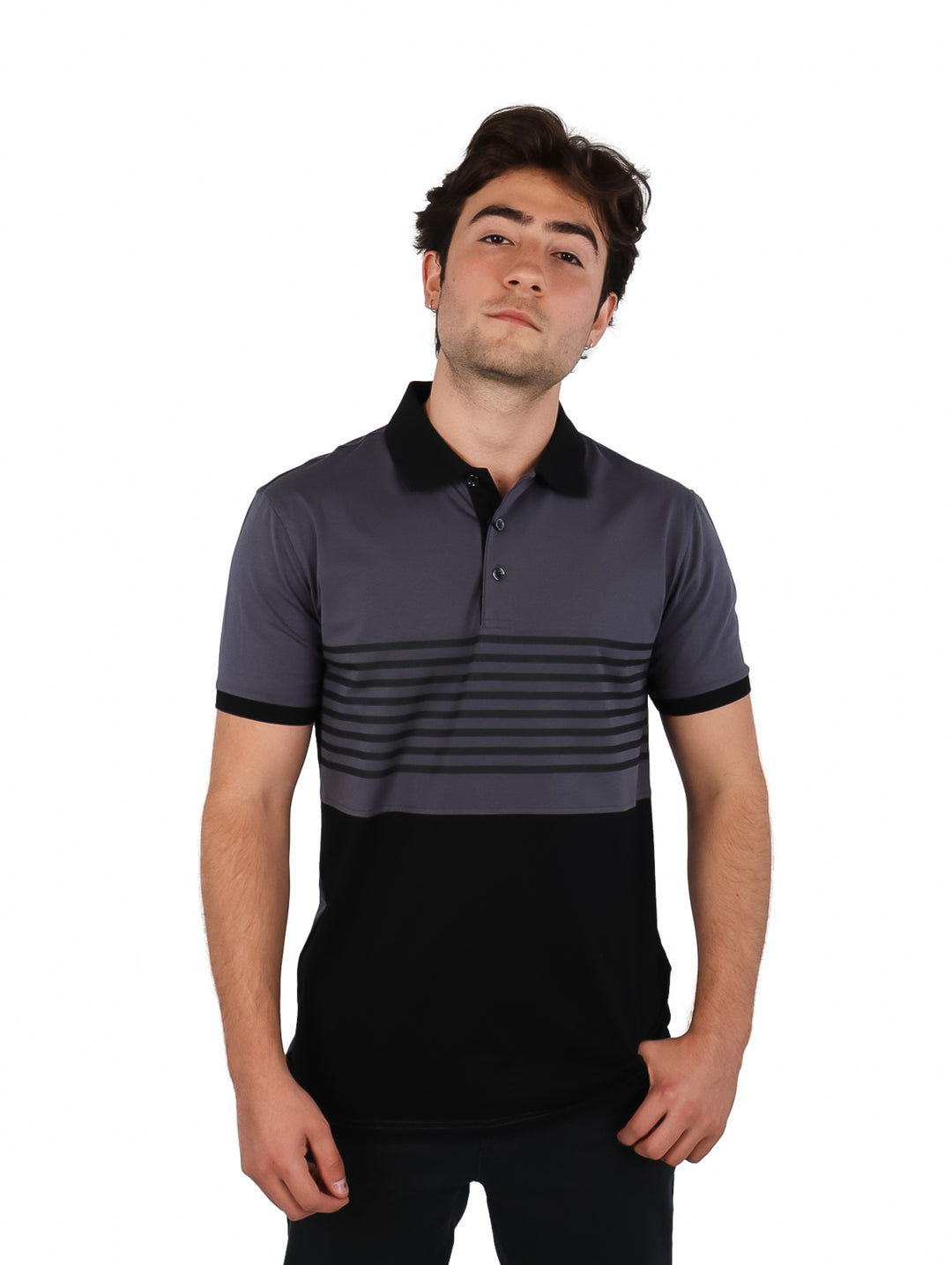 Hombre vistiendo playera polo VARESI en colores gris oscuro y negro con diseño de rayas horizontales centrales.