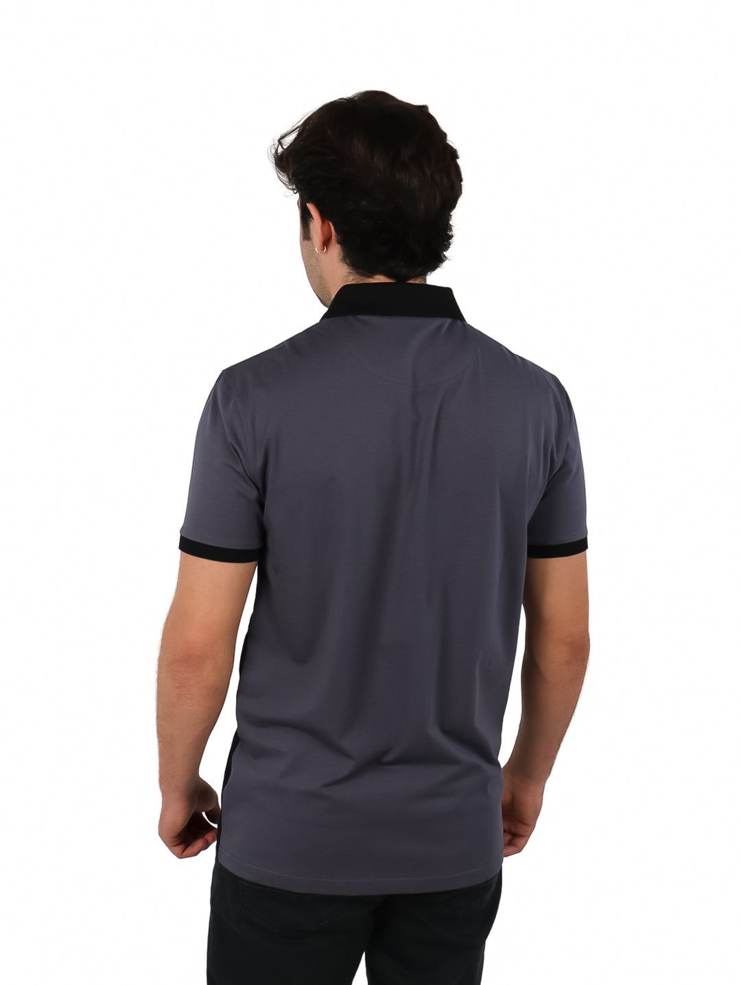 Hombre vistiendo playera polo VARESI en colores gris oscuro y negro con diseño de rayas horizontales centrales.