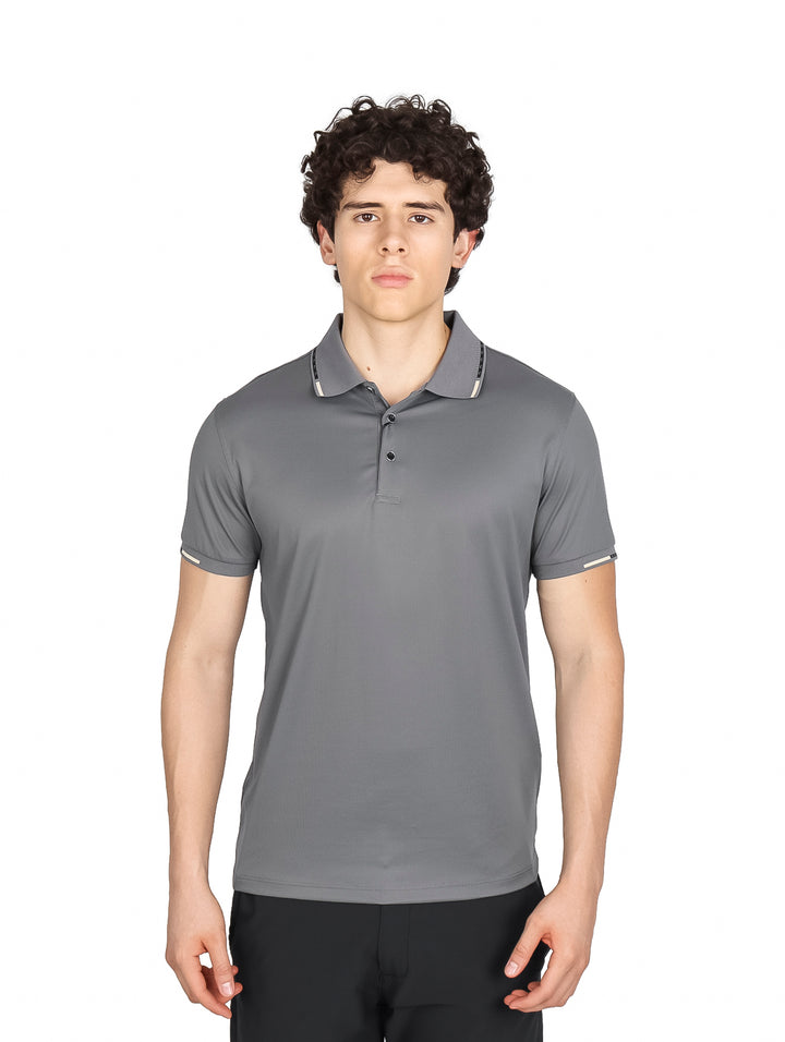 Hombre vistiendo playera polo Varesi color gris de manga corta con detalles blancos en cuello y mangas.