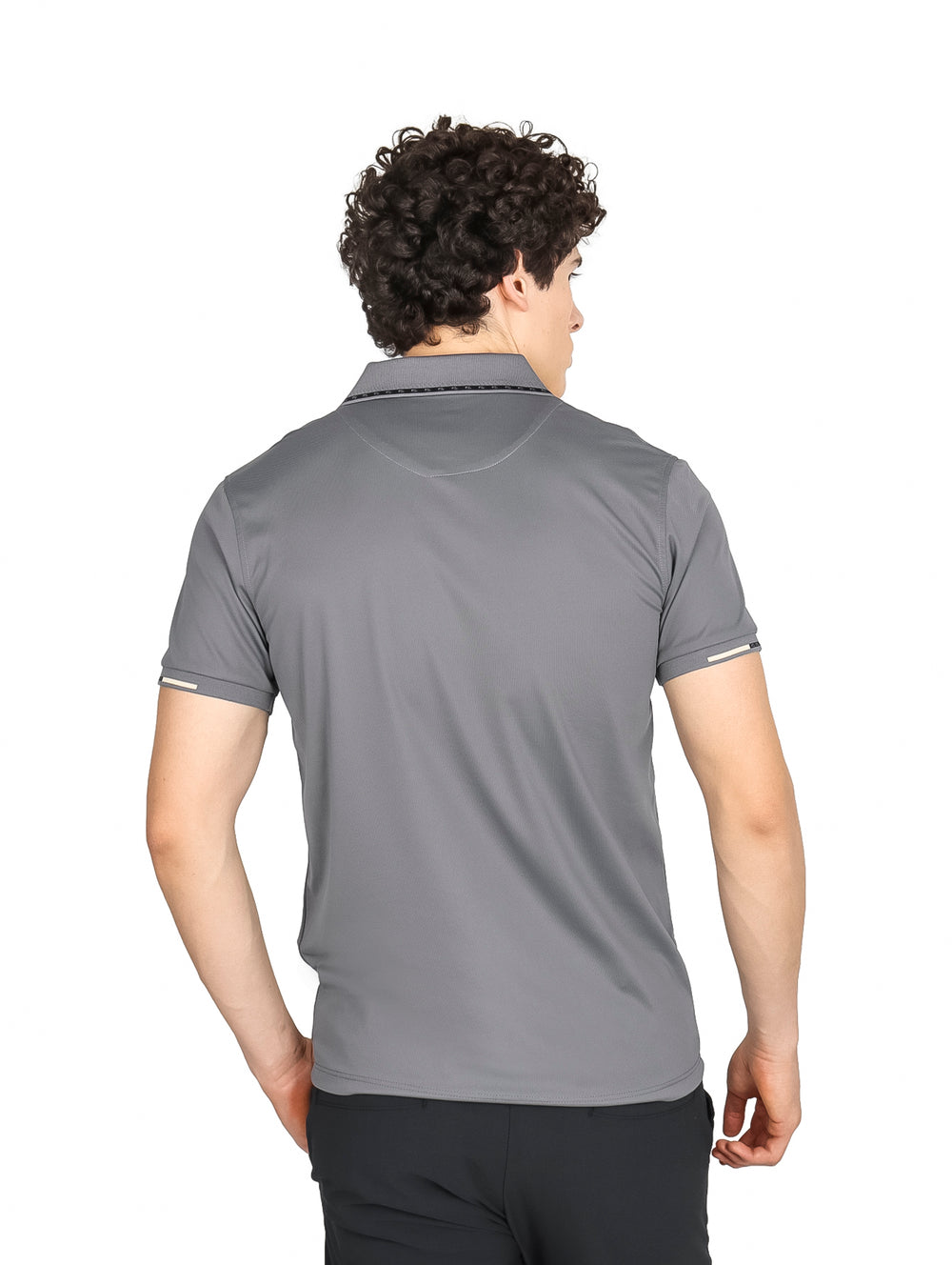 Hombre vistiendo playera polo Varesi color gris de manga corta con detalles blancos en cuello y mangas.