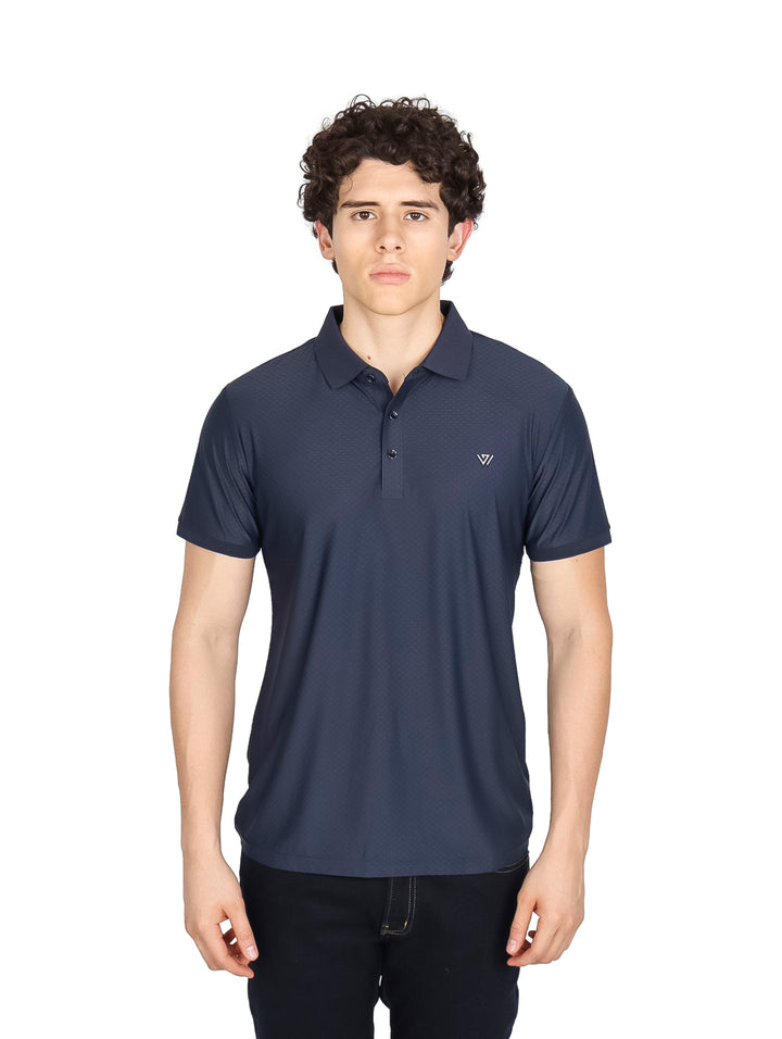 Hombre vistiendo una playera polo color navy de la marca Varesi.
