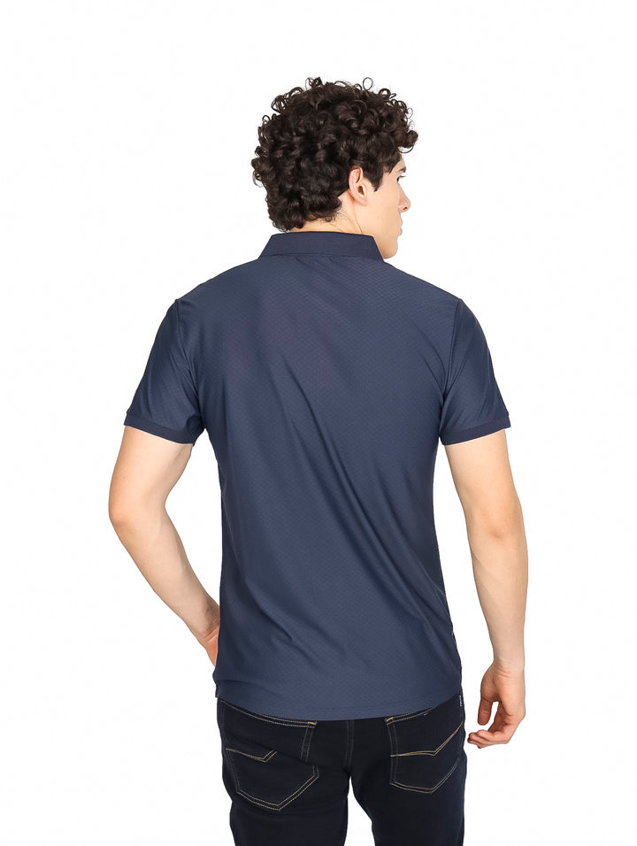 Hombre vistiendo una playera polo color navy de la marca Varesi.