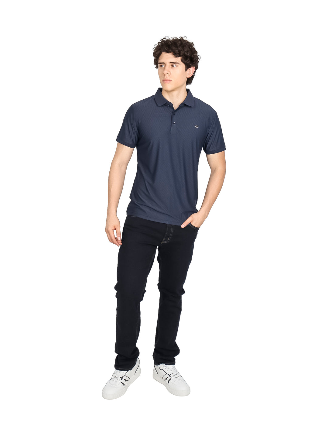 Hombre vistiendo una playera polo color navy de la marca Varesi.