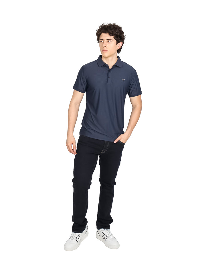 Hombre vistiendo una playera polo color navy de la marca Varesi.