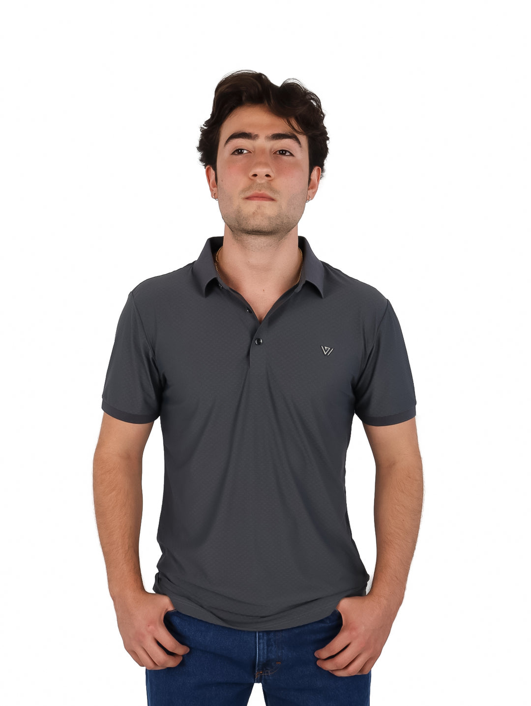 Hombre vistiendo una playera polo de color gris carbón de manga corta.