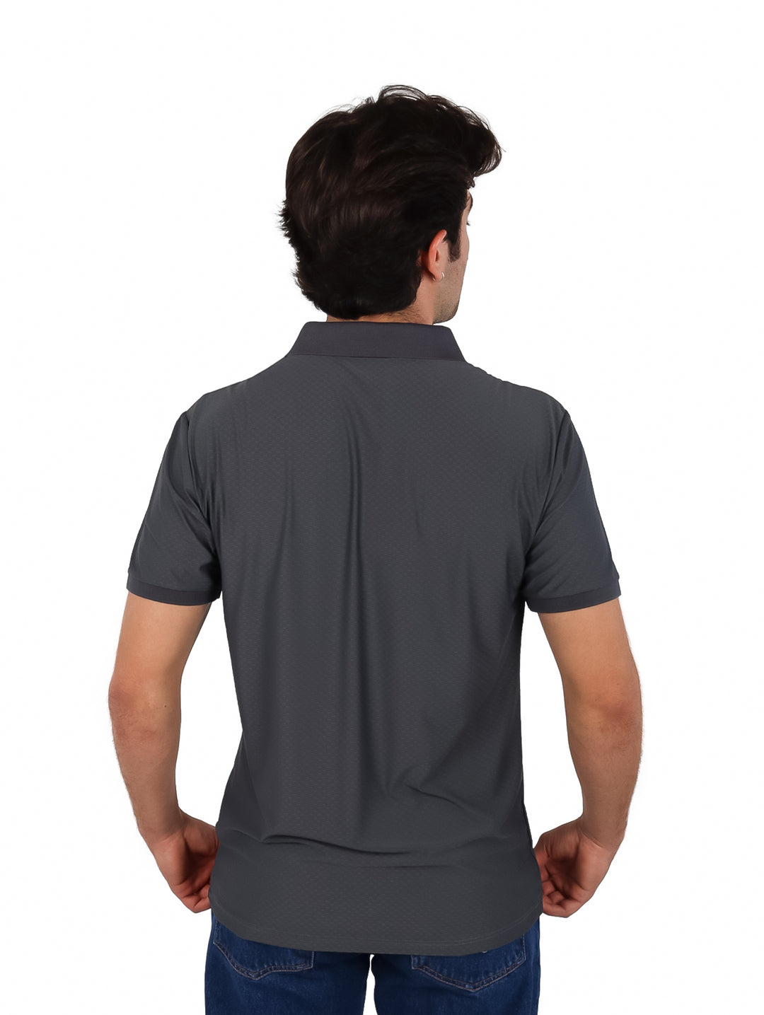 Hombre vistiendo una playera polo de color gris carbón de manga corta.