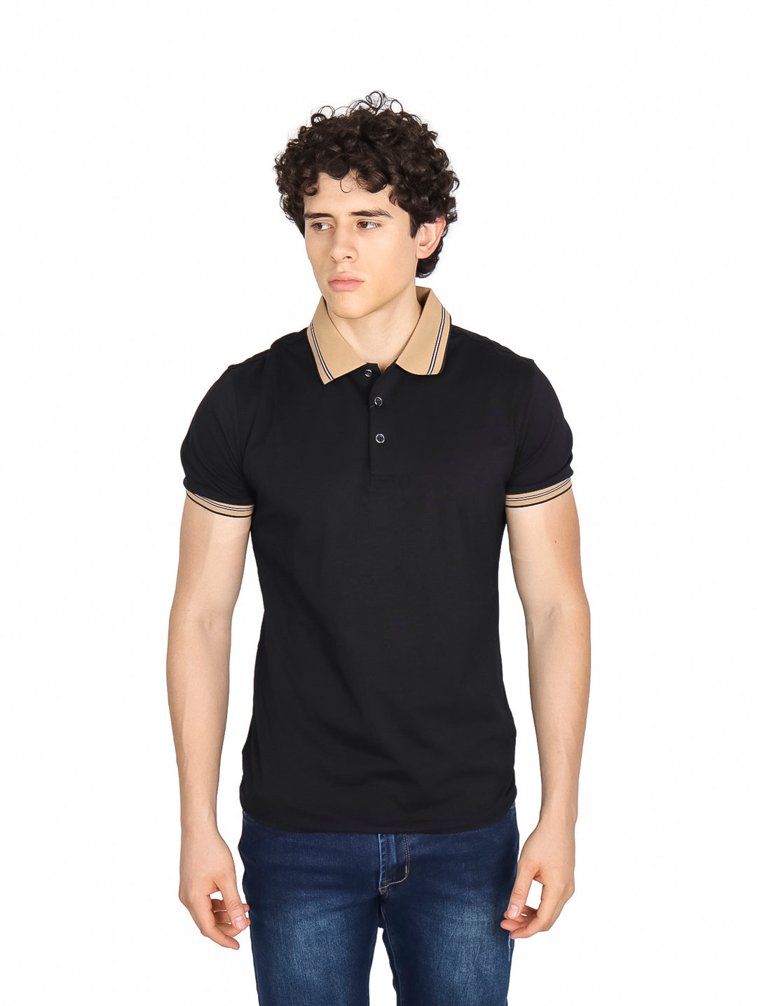 Hombre vistiendo playera polo color negro con detalles en beige en el cuello y puños de las mangas.