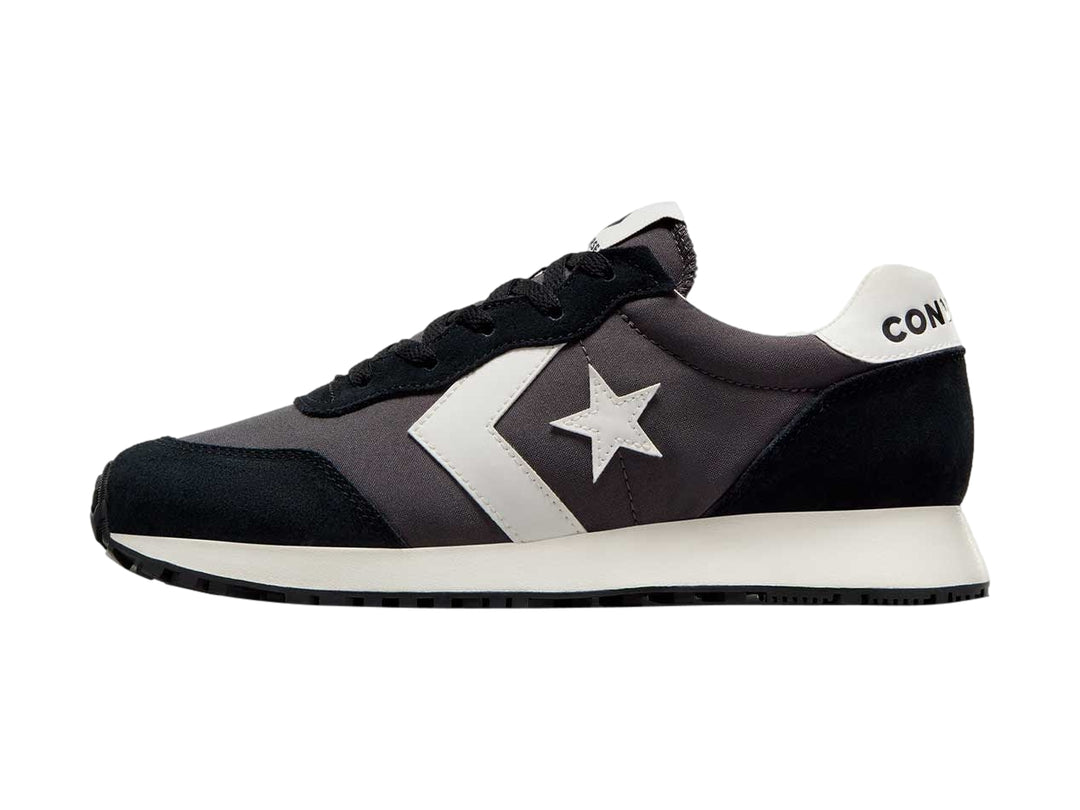 Tenis Converse Omega Trainer en color negro con detalles y suela en blanco, vista lateral.