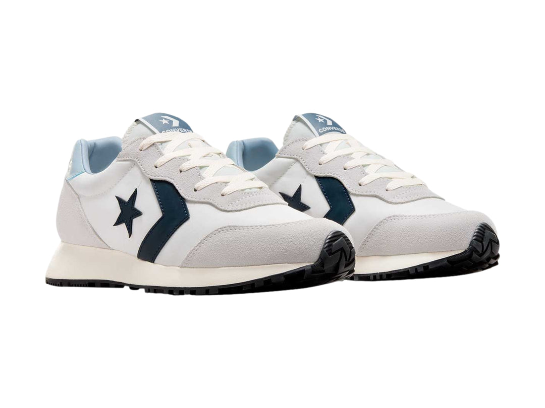 Tenis Converse Omega Trainer en colores gris y blanco con detalles en azul marino y suela blanca.