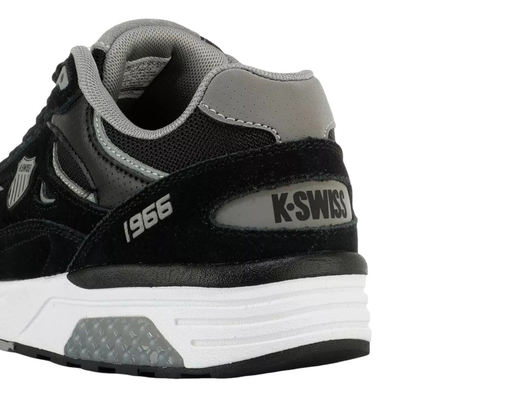 Tenis deportivos K-Swiss en color negro con detalles en gris y suela blanca.