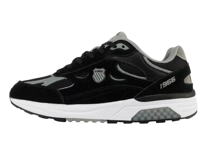 Tenis deportivos K-Swiss en color negro con detalles en gris y suela blanca.