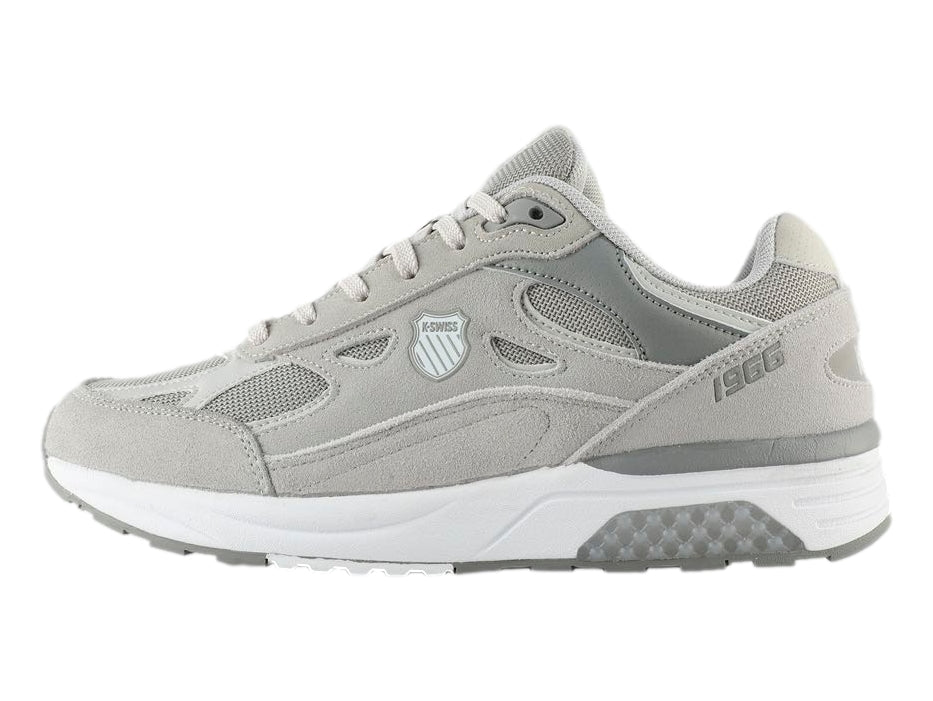 Tenis K-SWISS Contender en color gris con suela blanca, diseño deportivo con detalles en malla y gamuza sintética.