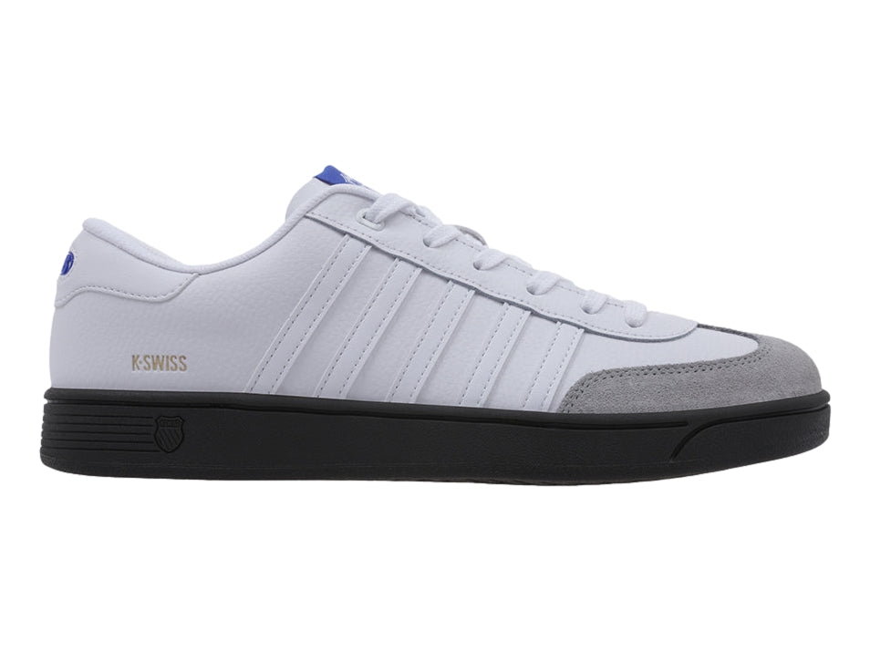 Tenis K-Swiss blancos con punta gris y suela negra, estilo deportivo casual.
