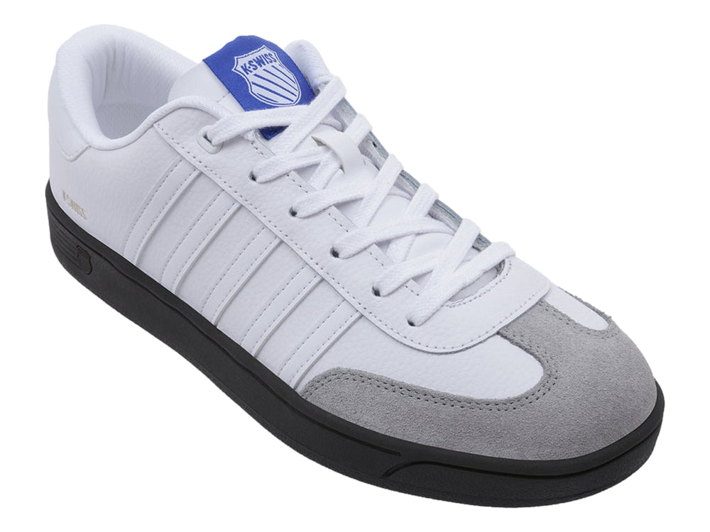 Tenis K-Swiss blancos con punta gris y suela negra, estilo deportivo casual.