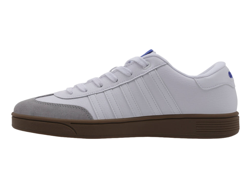 Tenis K-Swiss blancos con punta gris y suela negra, estilo deportivo casual.