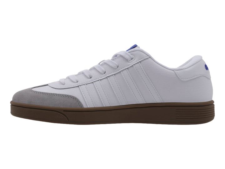 Tenis K-Swiss blancos con punta gris y suela negra, estilo deportivo casual.