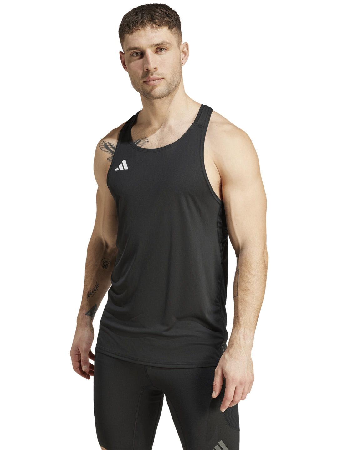Hombre vistiendo playera sin mangas Adidas Adizero Running Essentials en color negro.