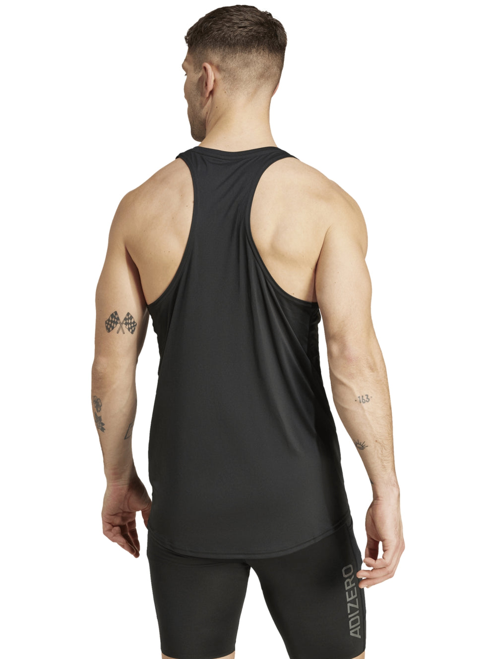 Hombre vistiendo playera sin mangas Adidas Adizero Running Essentials en color negro.