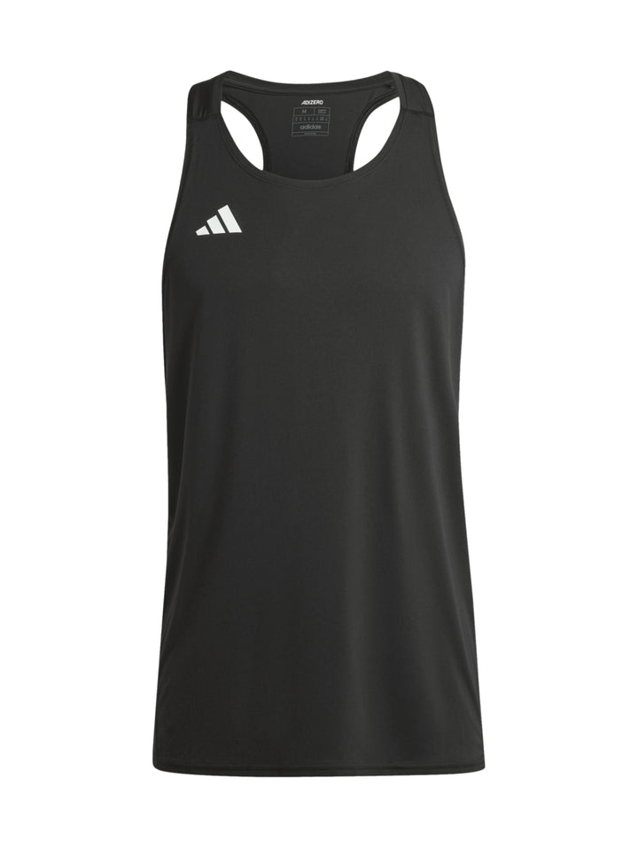 Hombre vistiendo playera sin mangas Adidas Adizero Running Essentials en color negro.