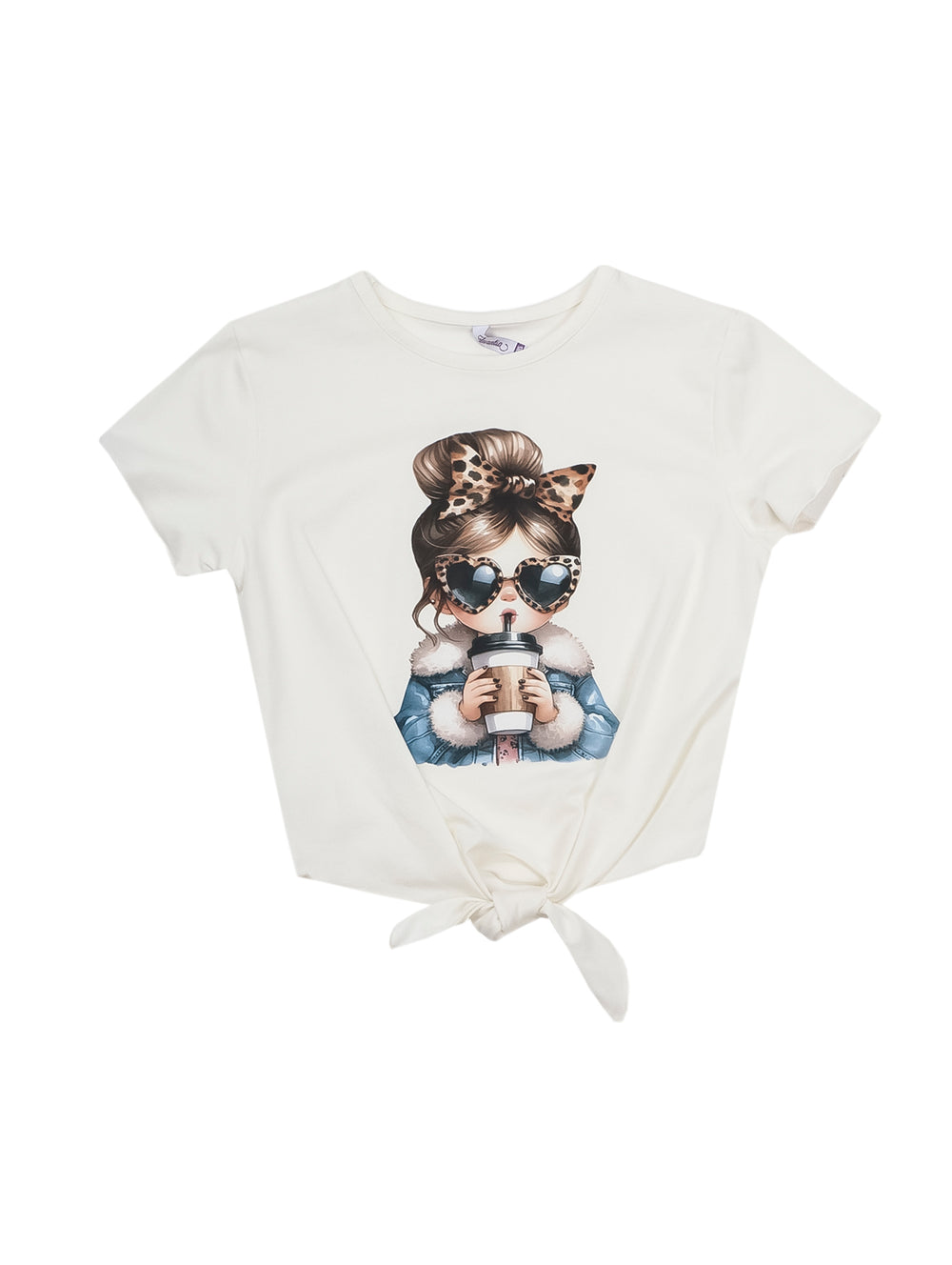 Niña vistiendo blusa color ivory con estampado gráfico y nudo frontal.