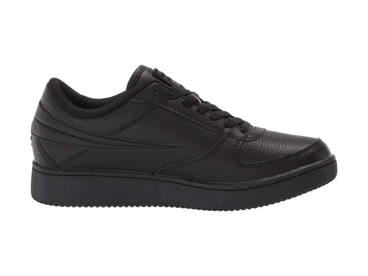 Tenis deportivos FILA de color negro sólido con suela plana y agujetas negras.