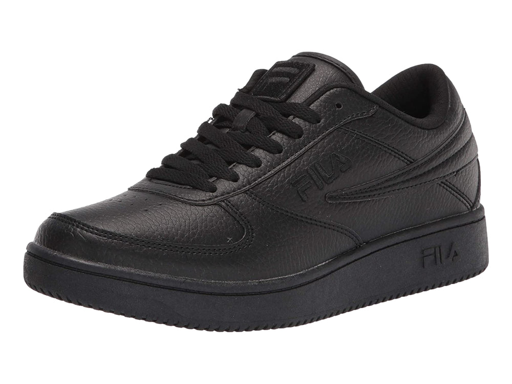 Tenis deportivos FILA de color negro sólido con suela plana y agujetas negras.