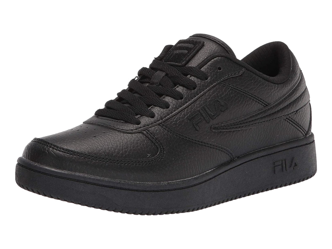 Tenis deportivos FILA de color negro sólido con suela plana y agujetas negras.
