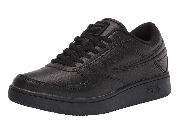 Tenis deportivos FILA de color negro sólido con suela plana y agujetas negras.