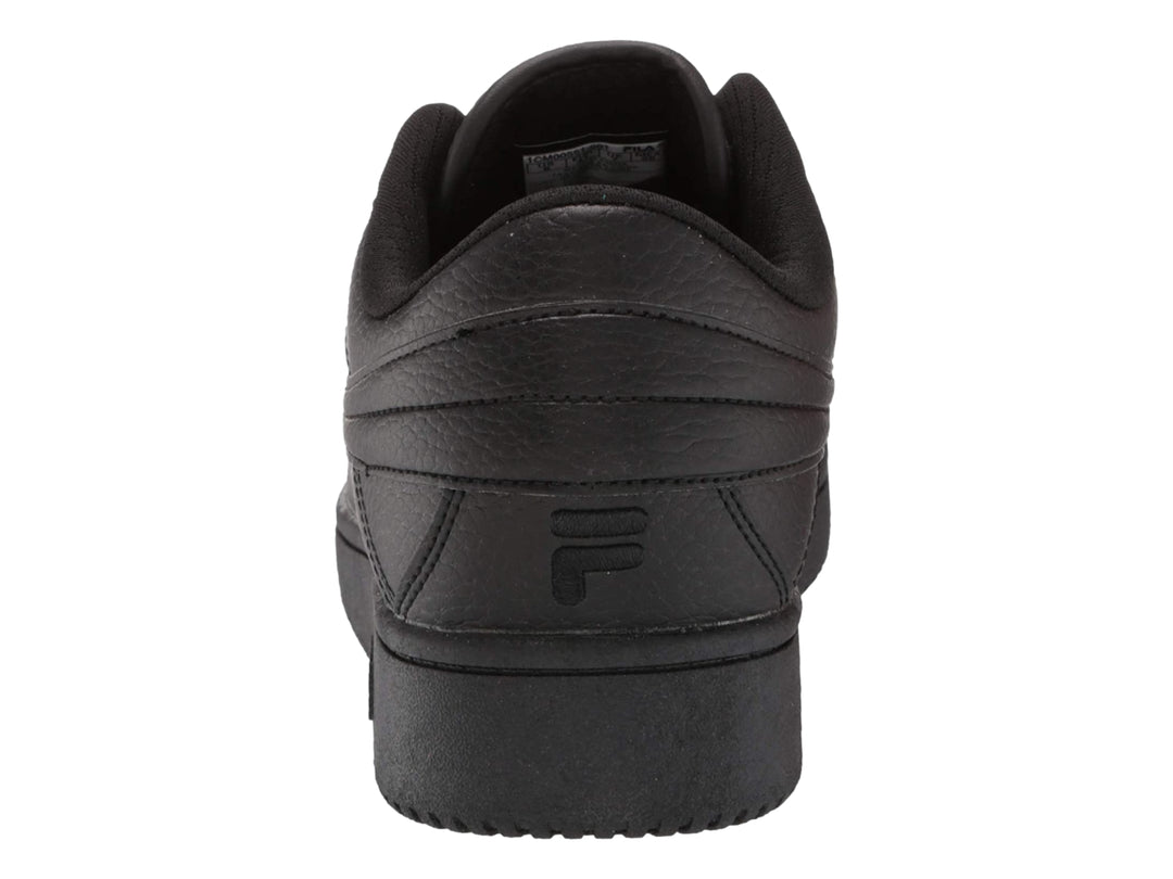 Tenis deportivos FILA de color negro sólido con suela plana y agujetas negras.