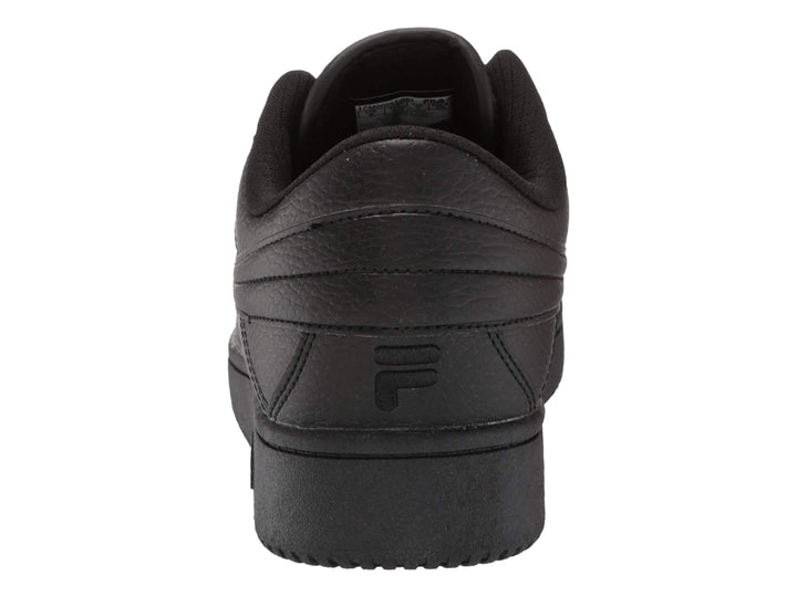 Tenis deportivos FILA de color negro sólido con suela plana y agujetas negras.