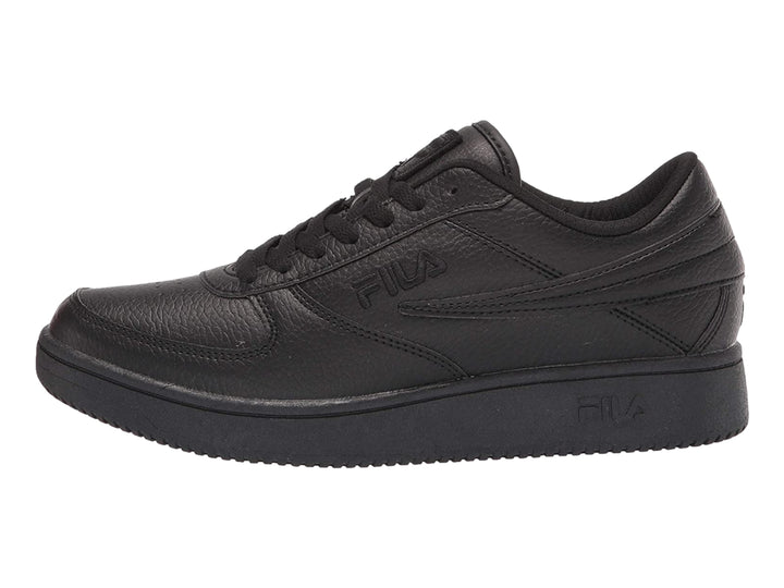 Tenis deportivos FILA de color negro sólido con suela plana y agujetas negras.
