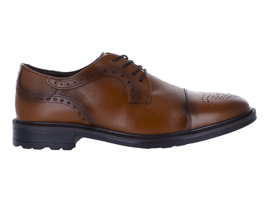 Zapato formal de cuero color miel con detalles perforados y suela negra.