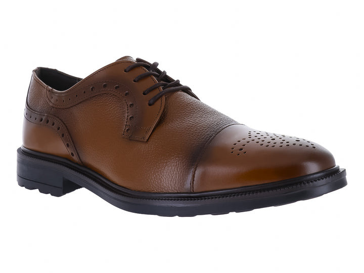 Zapato formal de cuero color miel con detalles perforados y suela negra.