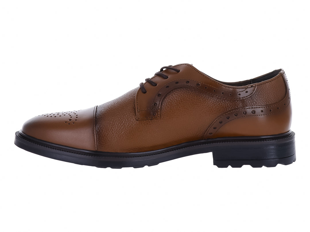 Zapato formal de cuero color miel con detalles perforados y suela negra.